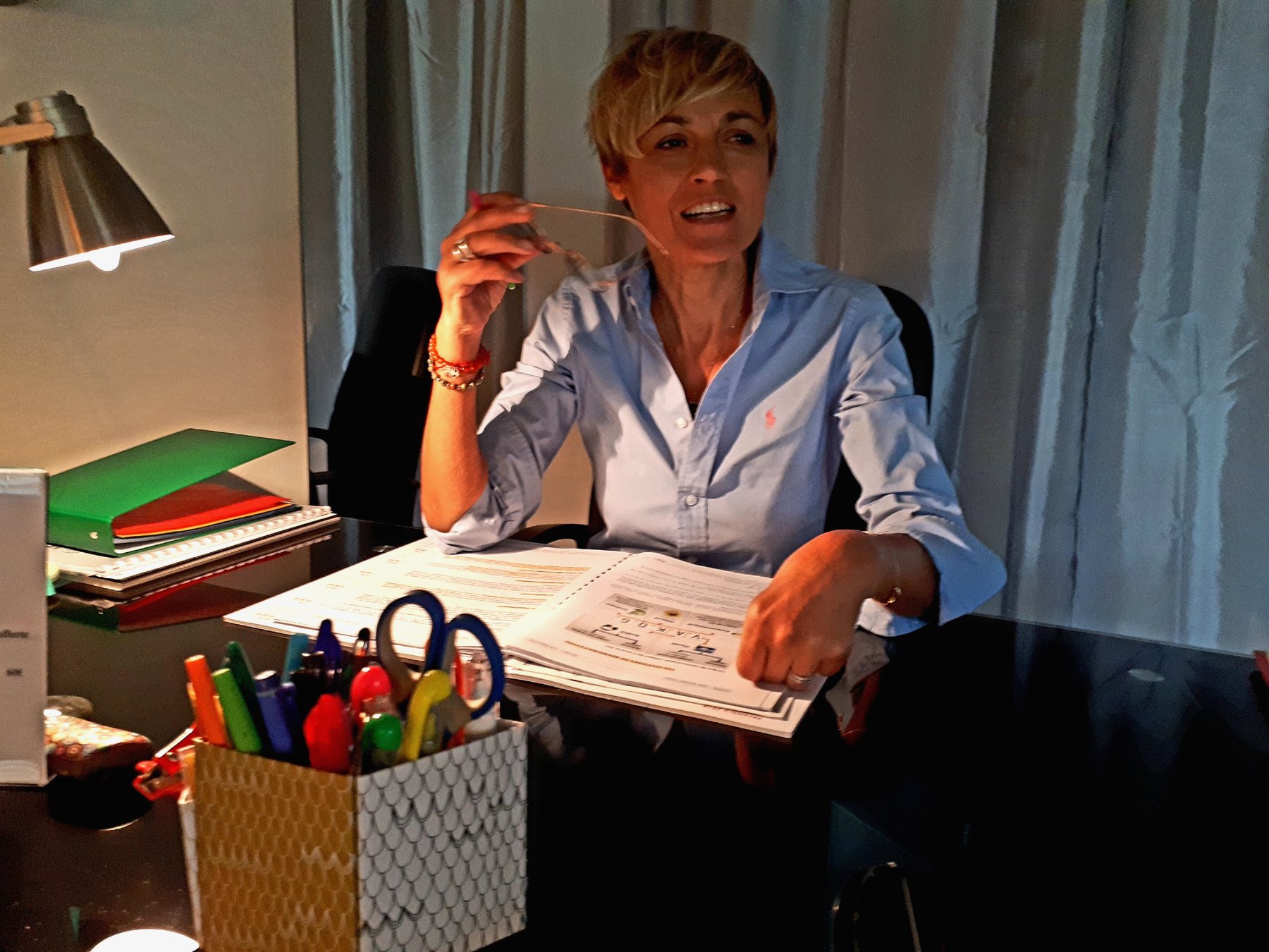 Aïda Charbonnier pendant un échange à son bureau