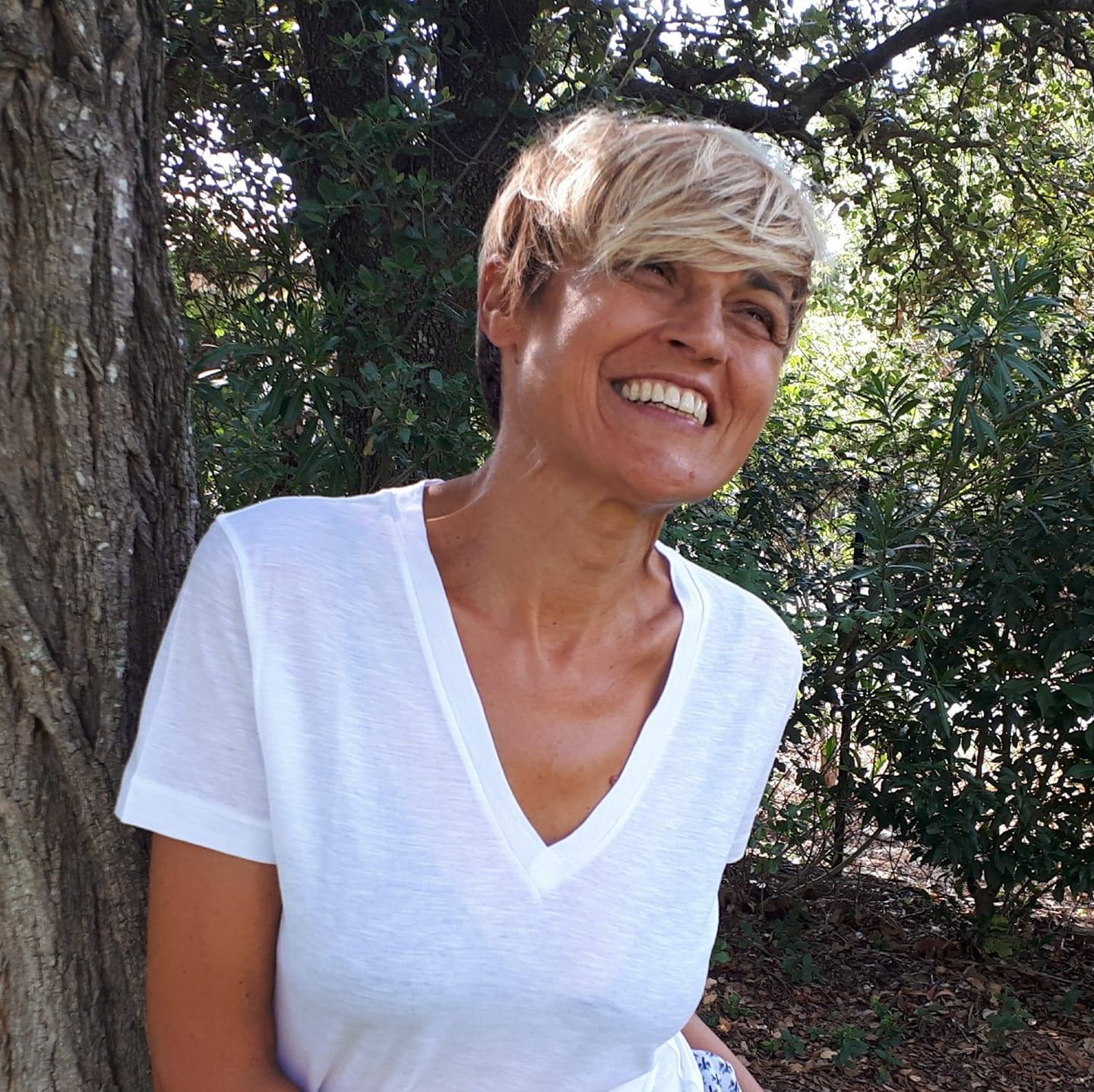 Aïda Charbonnier souriante en extérieur